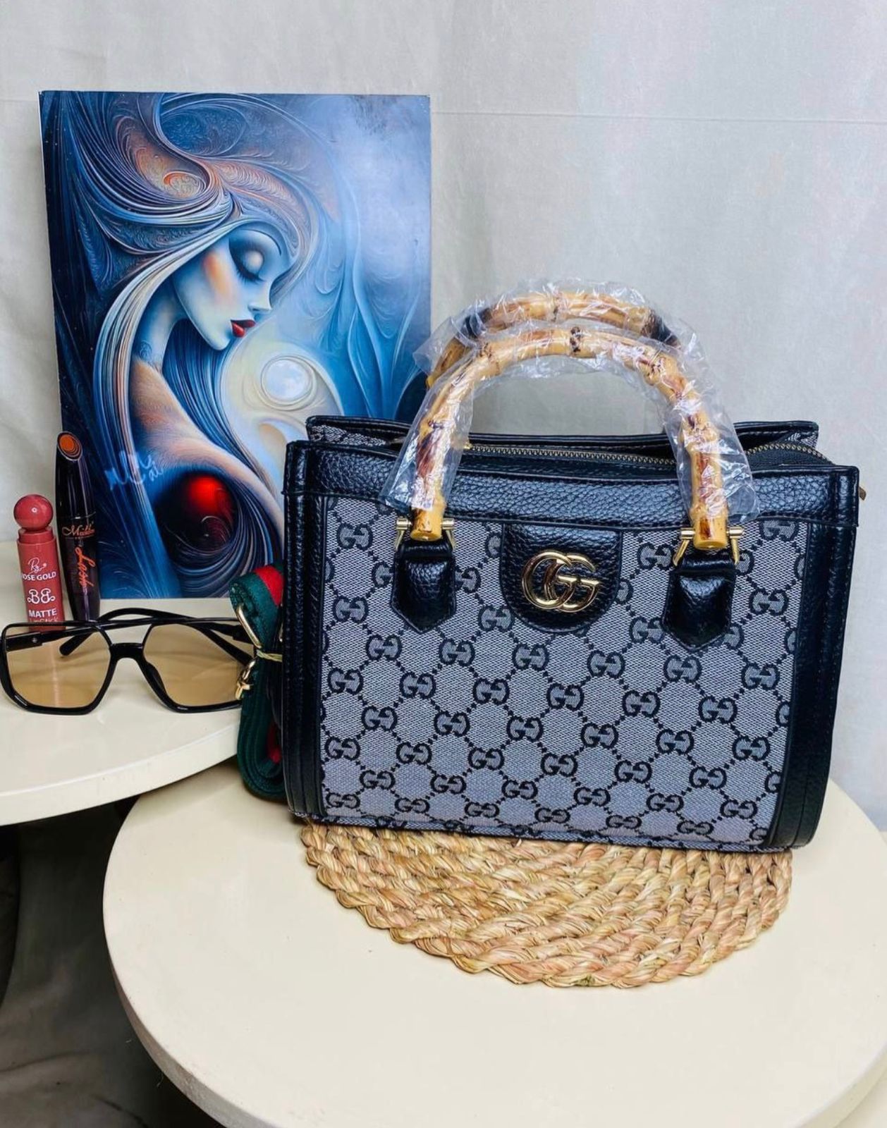 "شنطة يد حريمي صغيرة فخمة - يد بامبو و تصميم لوجو (Gucci Style)"