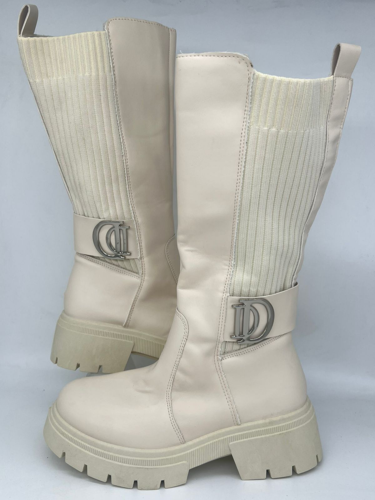 بوت طويل أسود جلد ونعل مطاطي عريض - مزود بحزام وأبزيم معدني