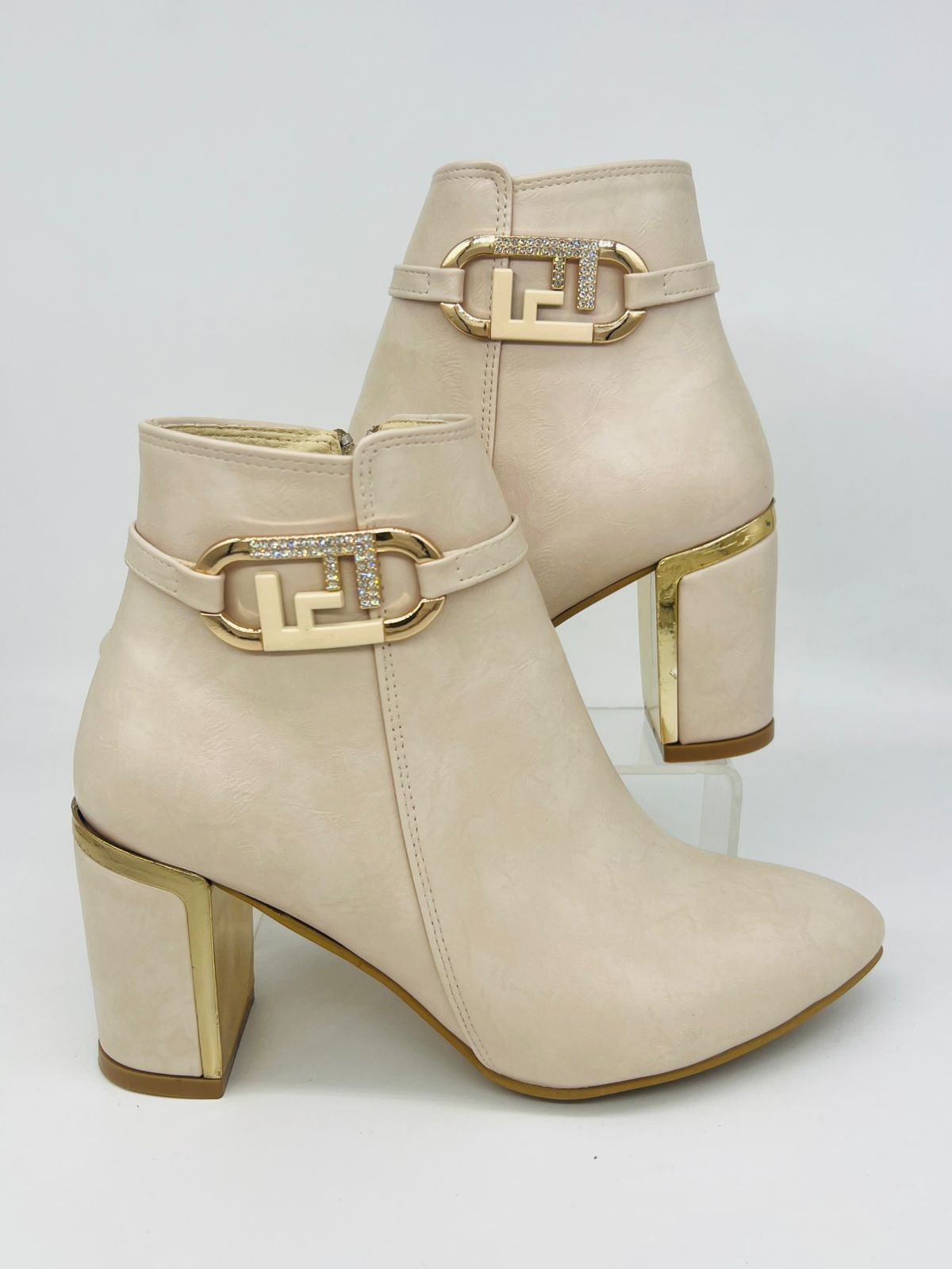 بوت شتوي كعب عالي بتصميم حرف "F" مزين بالألماس