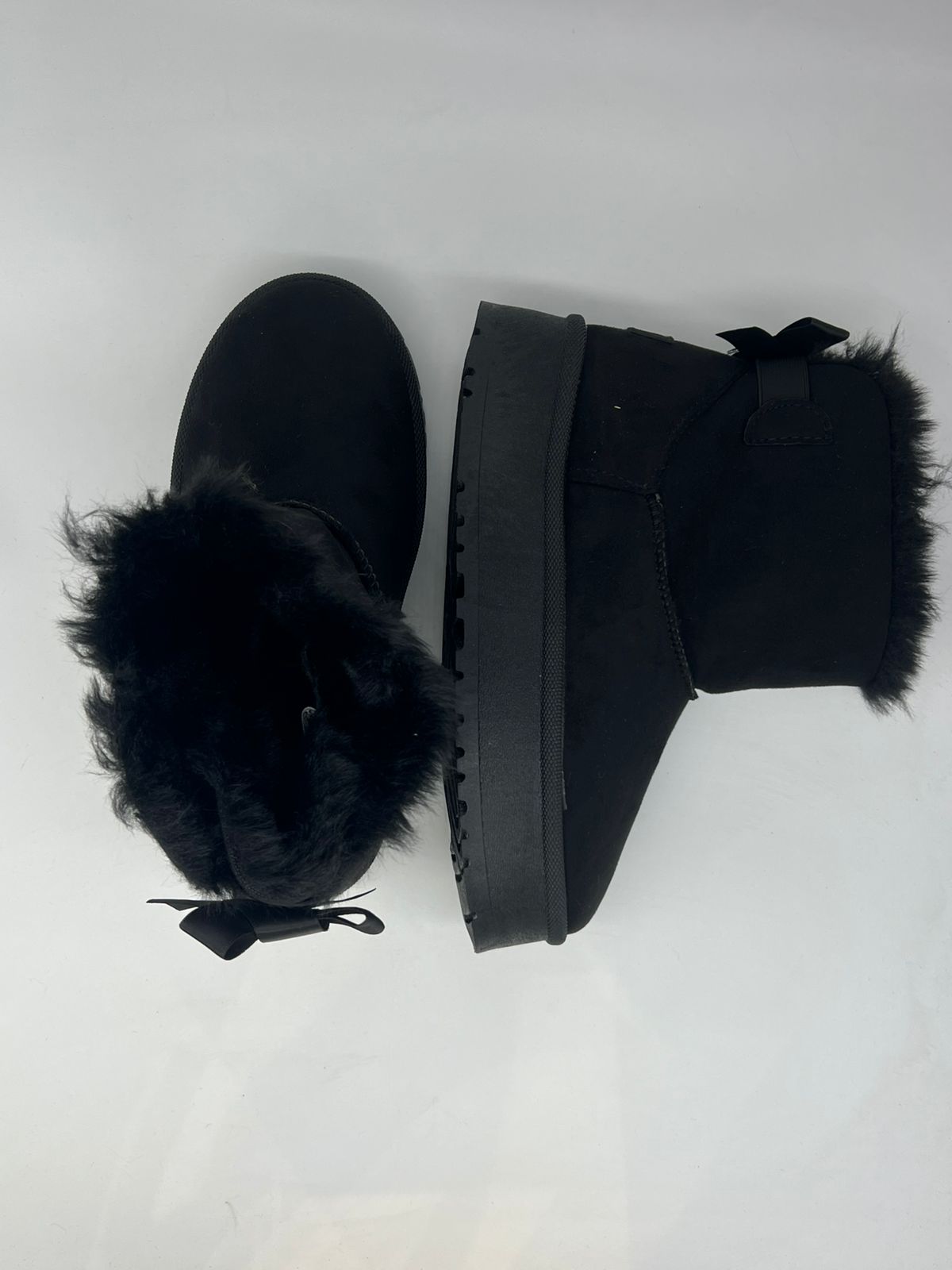 تفاصيل ناعمة: البوت الشتوي القصير بلمسة الفيونكة