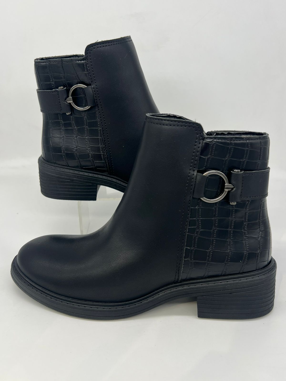 بوت كاحل جلد بتفاصيل جلد التمساح وإبزيم معدني