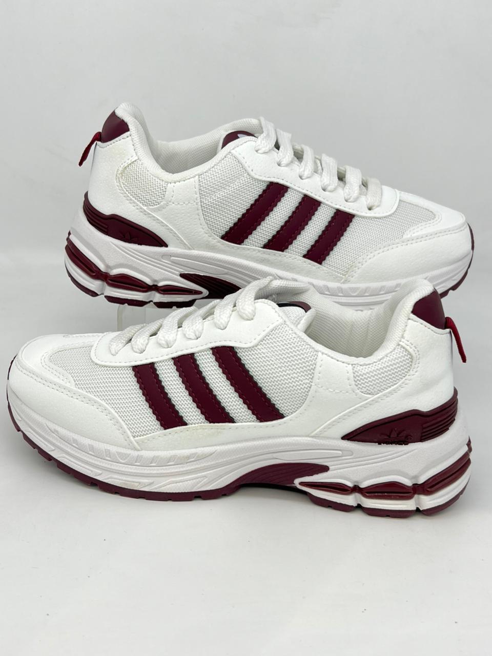 "كوتشي رياضي أديداس ستايل - مريح وخفيف بألوان 2026!"