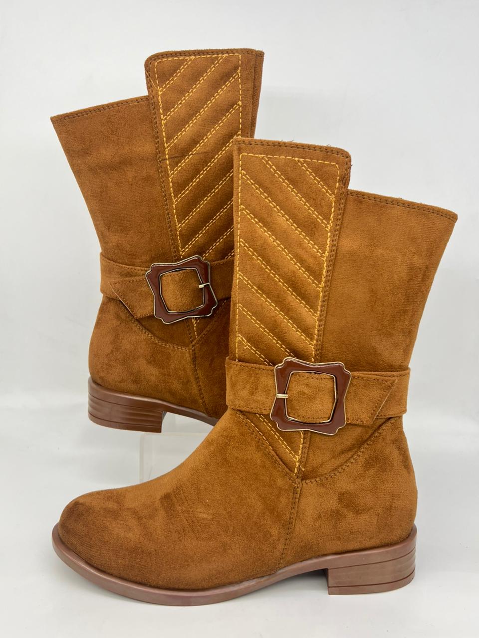 بوت سويد بكعب مريح وتفصيلة إبزيم ذهبي | Gracia Winter 2026