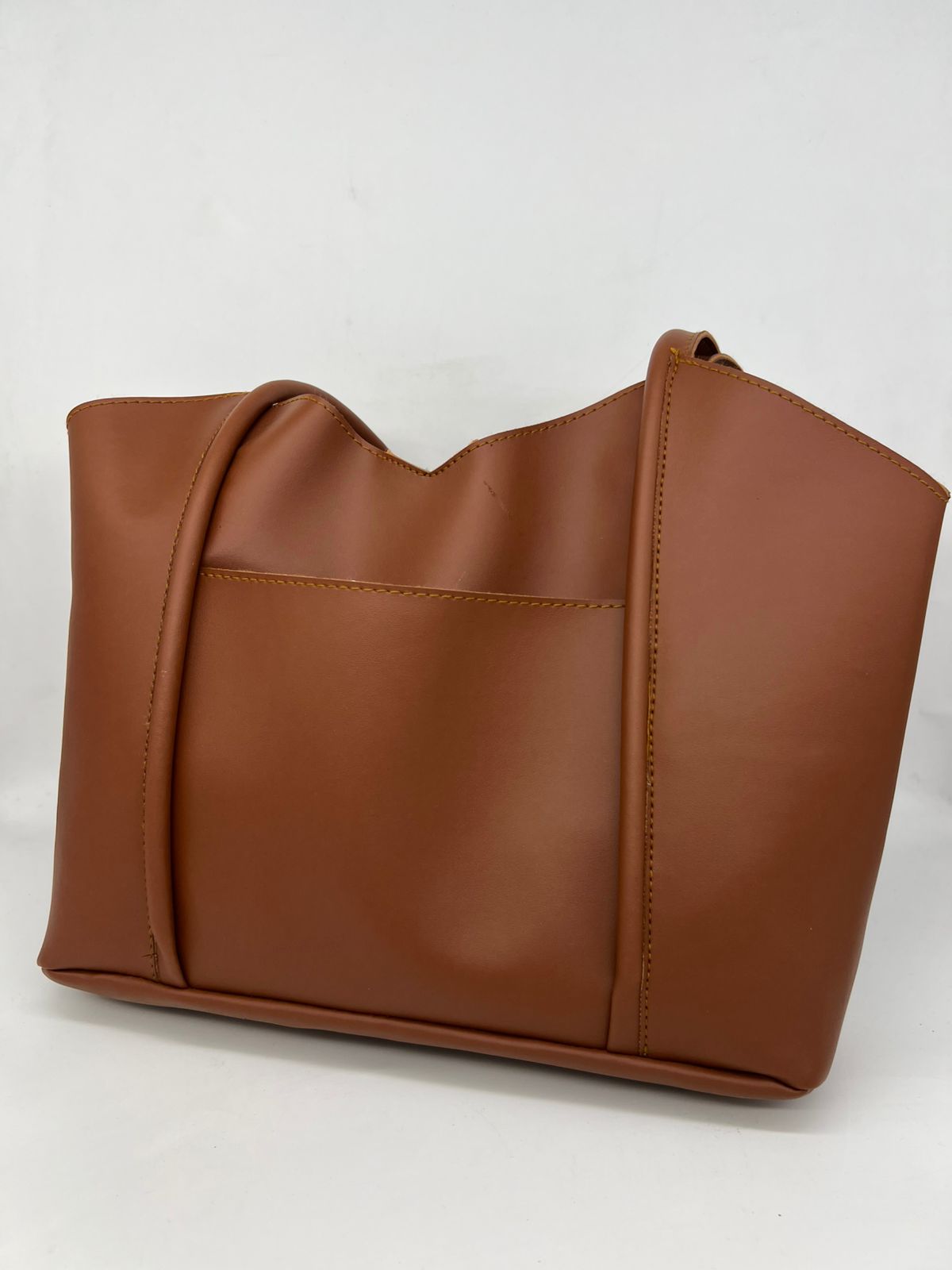 ✨ الأناقة والعملية في حقيبة واحدة!