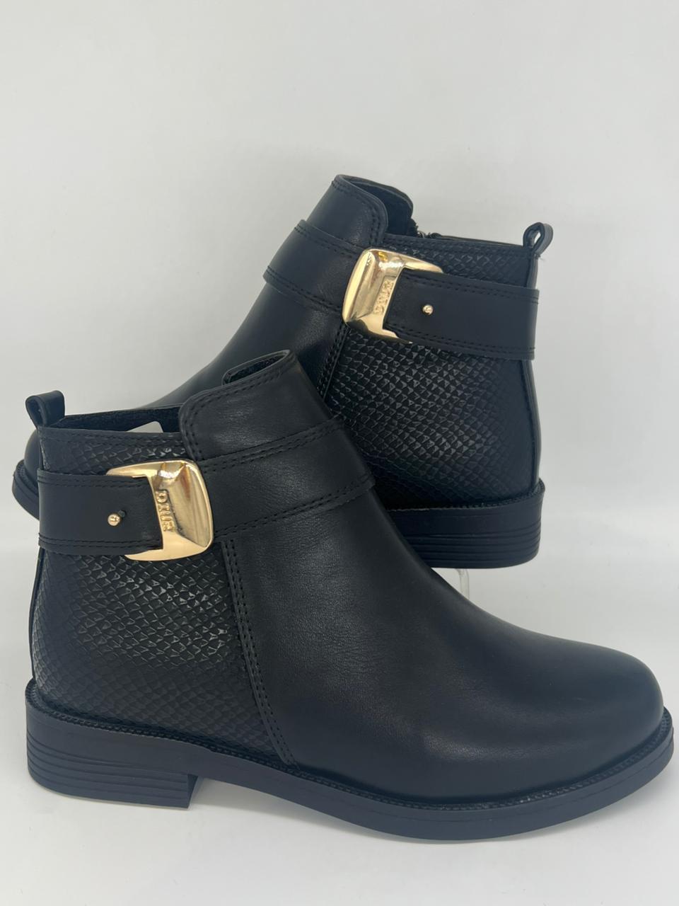 "أنكل بوت حريمي كلاسيك - جلد بـ حزام ذهبي وتفصيلة Croco (أسود/نبيتي/بني)"