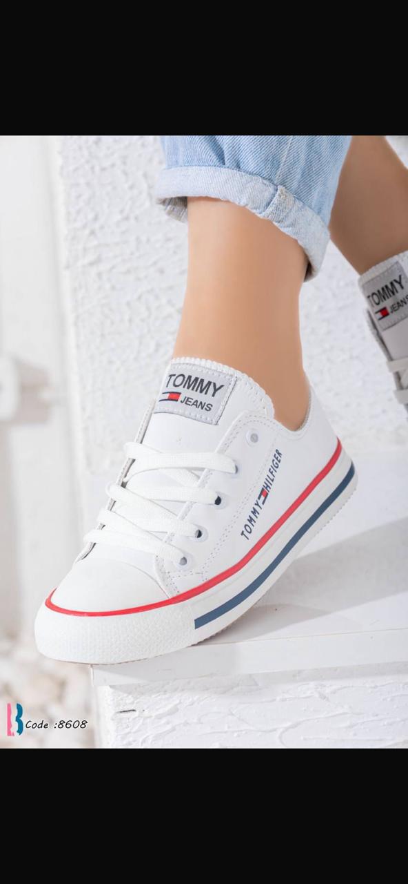 "كوتشي حريمي موديل 'تومي' - نعل Chunky عريض وتفاصيل ذهبية (Tommy Style)"