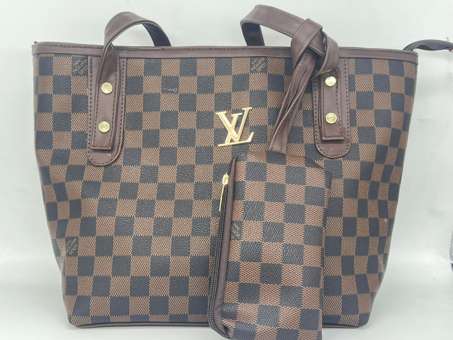 "شنطة توت باج حريمي كبيرة - لوجو LV Style - عملية وألوان مميزة (مع محفظة)"