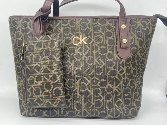 "شنطة توت باج حريمي - جلد لوجو CK Style - عملية وشيك (بـ محفظة صغيرة)"