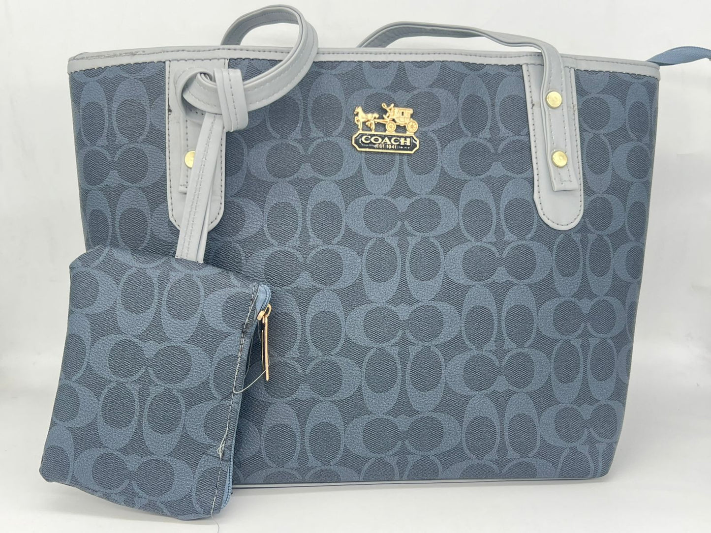 "شنطة كروس باج حريمي صغيرة - تصميم جلد بـ لوجو ذهبي وألوان شيك!"