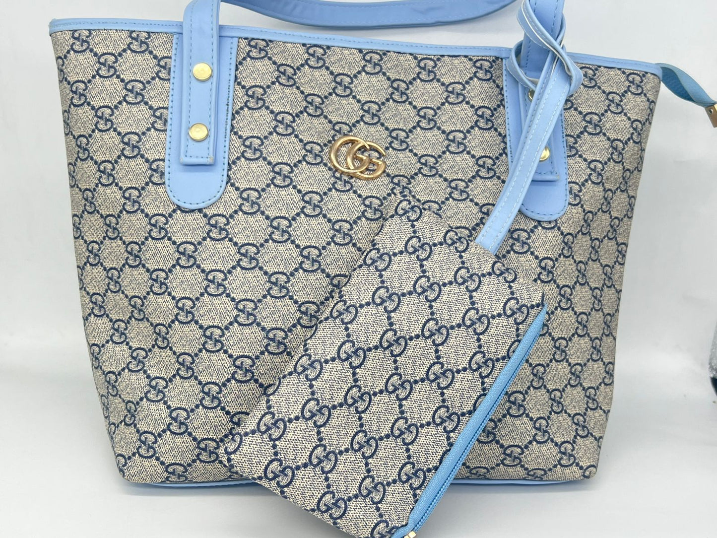 "شنطة توت باج حريمي - جلد لوجو ماركة عالمية - عملية وشيك (بـ محفظة صغيرة)"