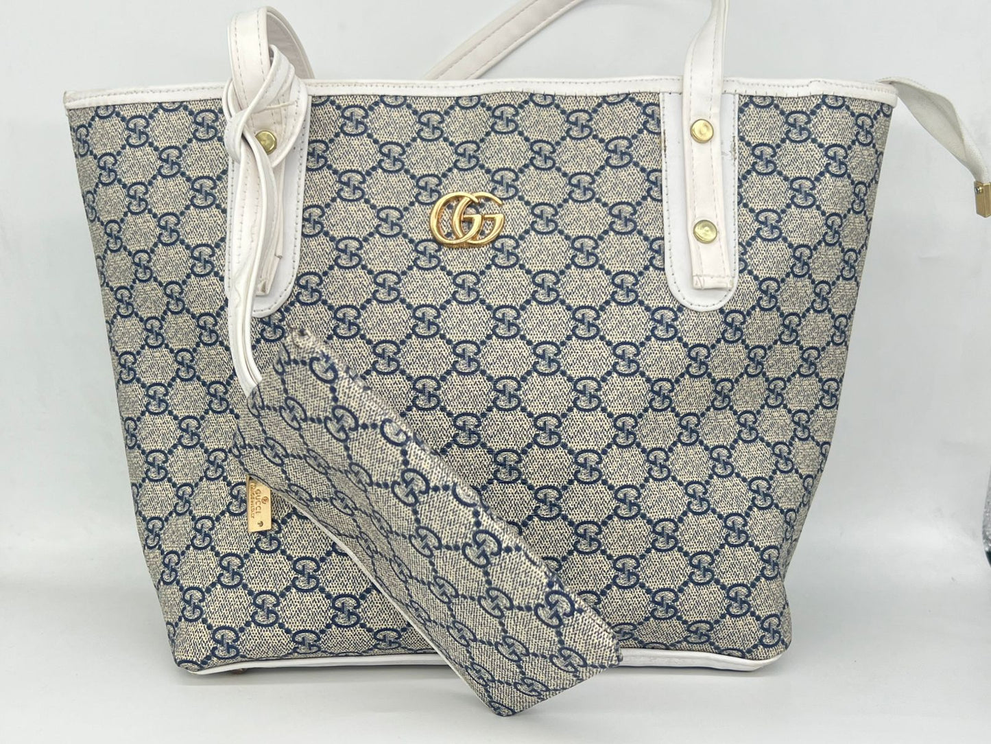 "شنطة توت باج حريمي - جلد لوجو ماركة عالمية - عملية وشيك (بـ محفظة صغيرة)"