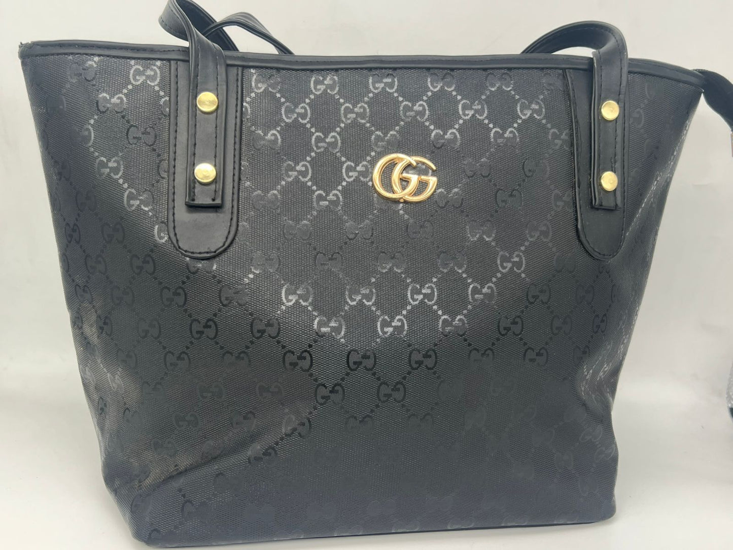 "شنطة توت باج حريمي - جلد لوجو ماركة عالمية - عملية وشيك (بـ محفظة صغيرة)"