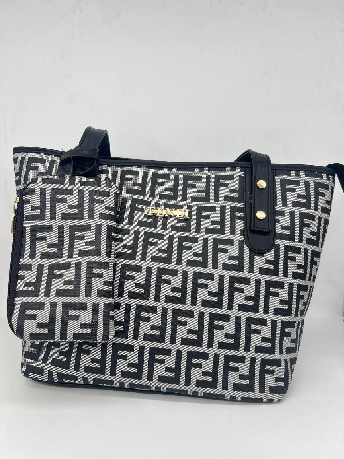 "شنطة توت باج حريمي كبيرة - لوجو Fendi Style - عملية وشيك (بـ محفظة)"