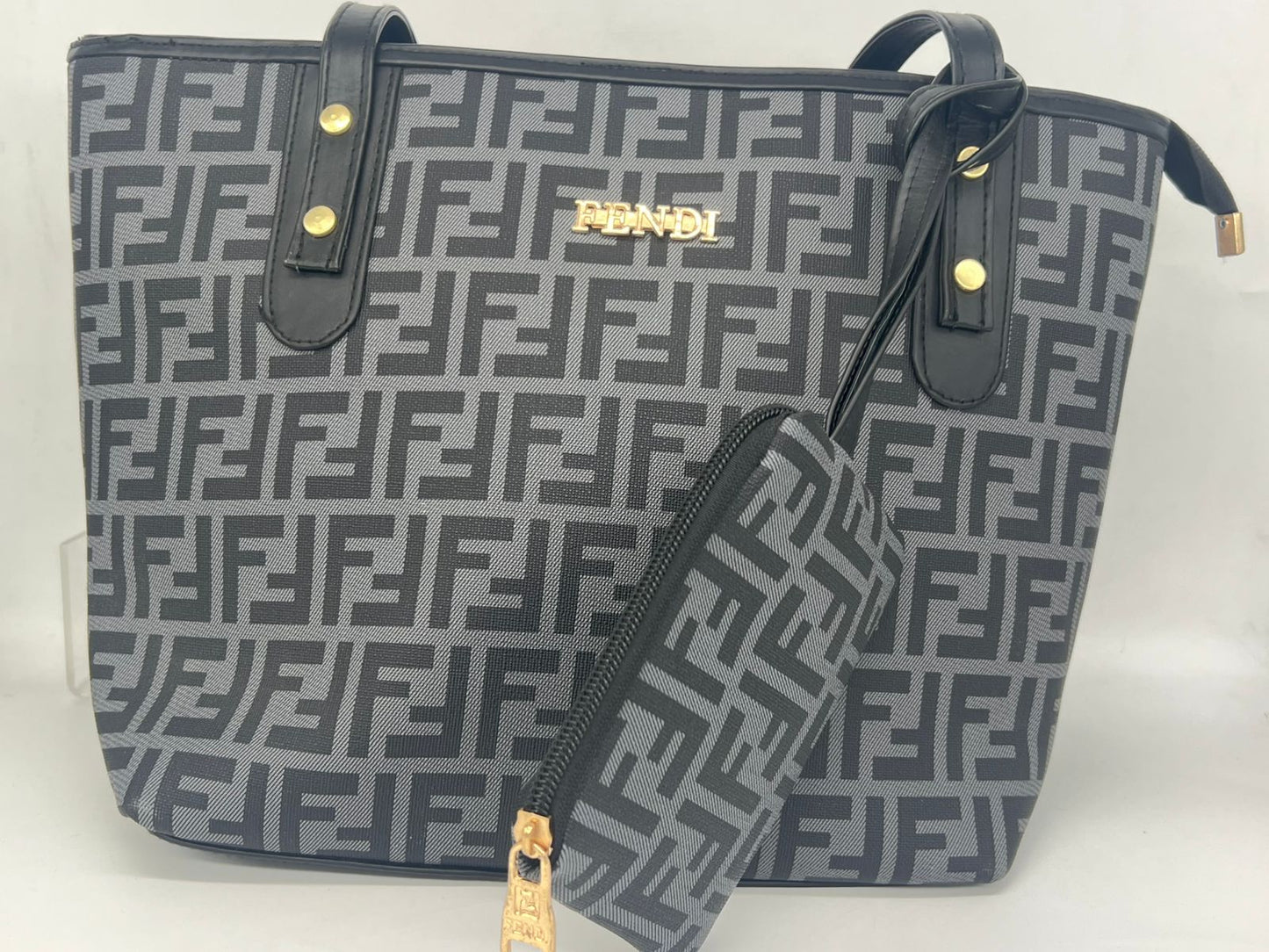 "شنطة توت باج حريمي كبيرة - لوجو Fendi Style - عملية وشيك (بـ محفظة)"