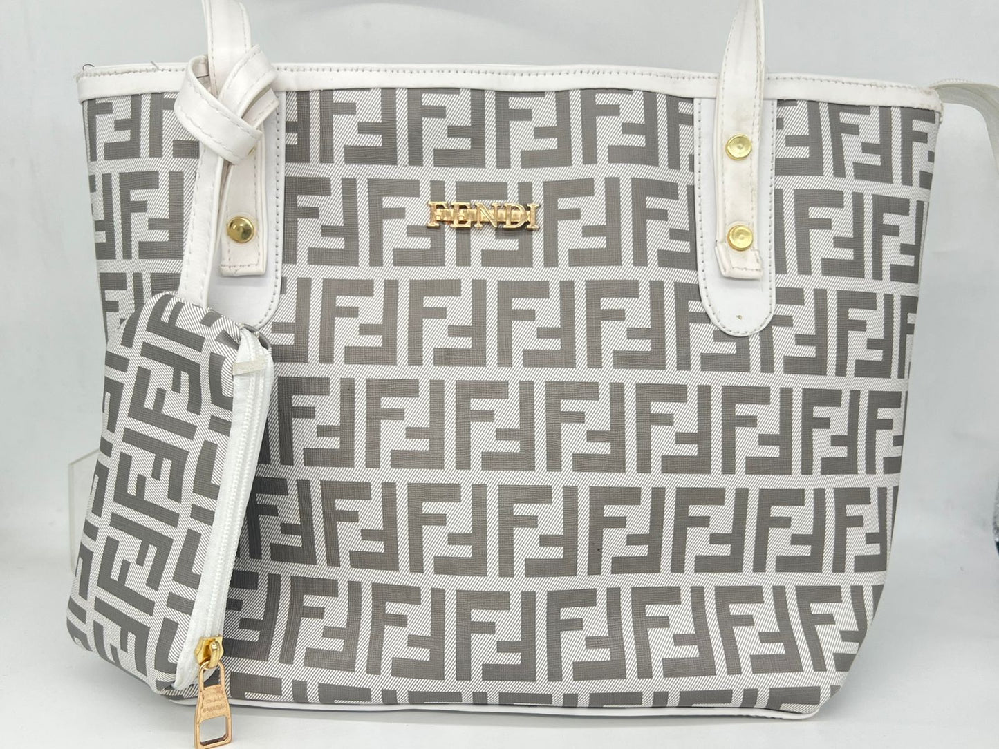 "شنطة توت باج حريمي كبيرة - لوجو Fendi Style - عملية وشيك (بـ محفظة)"