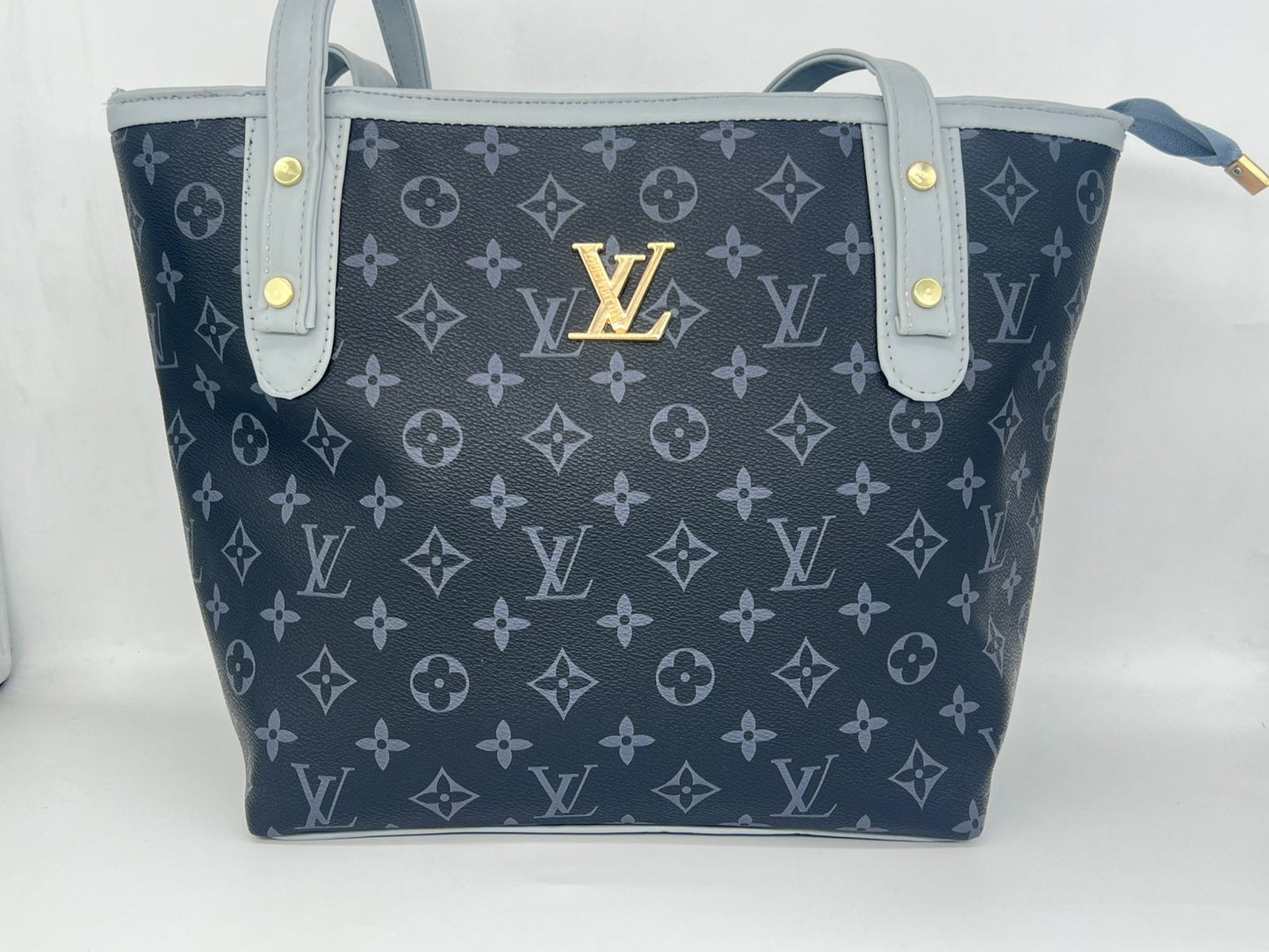 "شنطة توت باج حريمي كبيرة - لوجو LV Style - عملية وألوان مميزة (مع محفظة)"