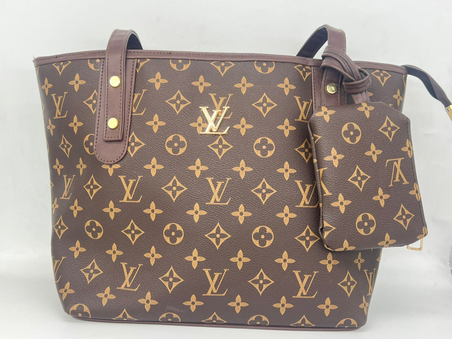 "شنطة توت باج حريمي كبيرة - لوجو LV Style - عملية وألوان مميزة (مع محفظة)"