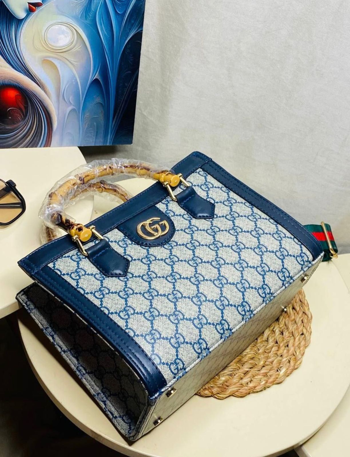 "شنطة يد حريمي صغيرة فخمة - يد بامبو و تصميم لوجو (Gucci Style)"