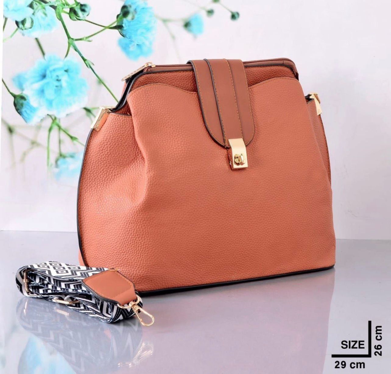 "شنطة كروس حريمي بتصميم راقي - يد عريضة مزخرفة وقفل ذهبي (ألوان شيك)"