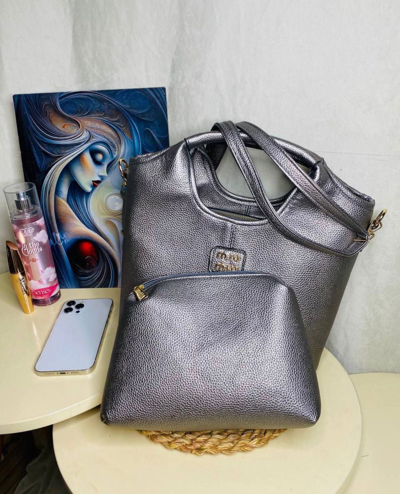 "شنطة كتف حريمي كلاسيك - تصميم شيك بـ سلسلة ذهبية أنيقة (ألوان سادة)"