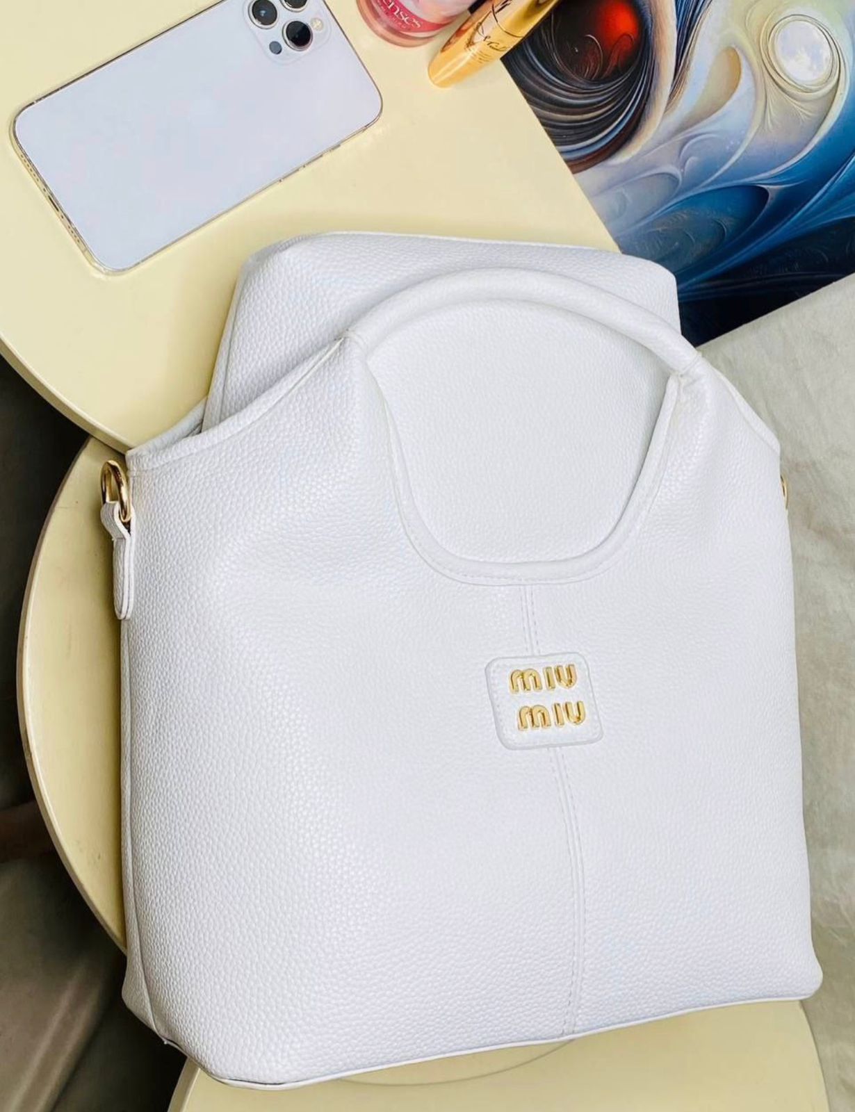 "شنطة كتف حريمي كلاسيك - تصميم شيك بـ سلسلة ذهبية أنيقة (ألوان سادة)"