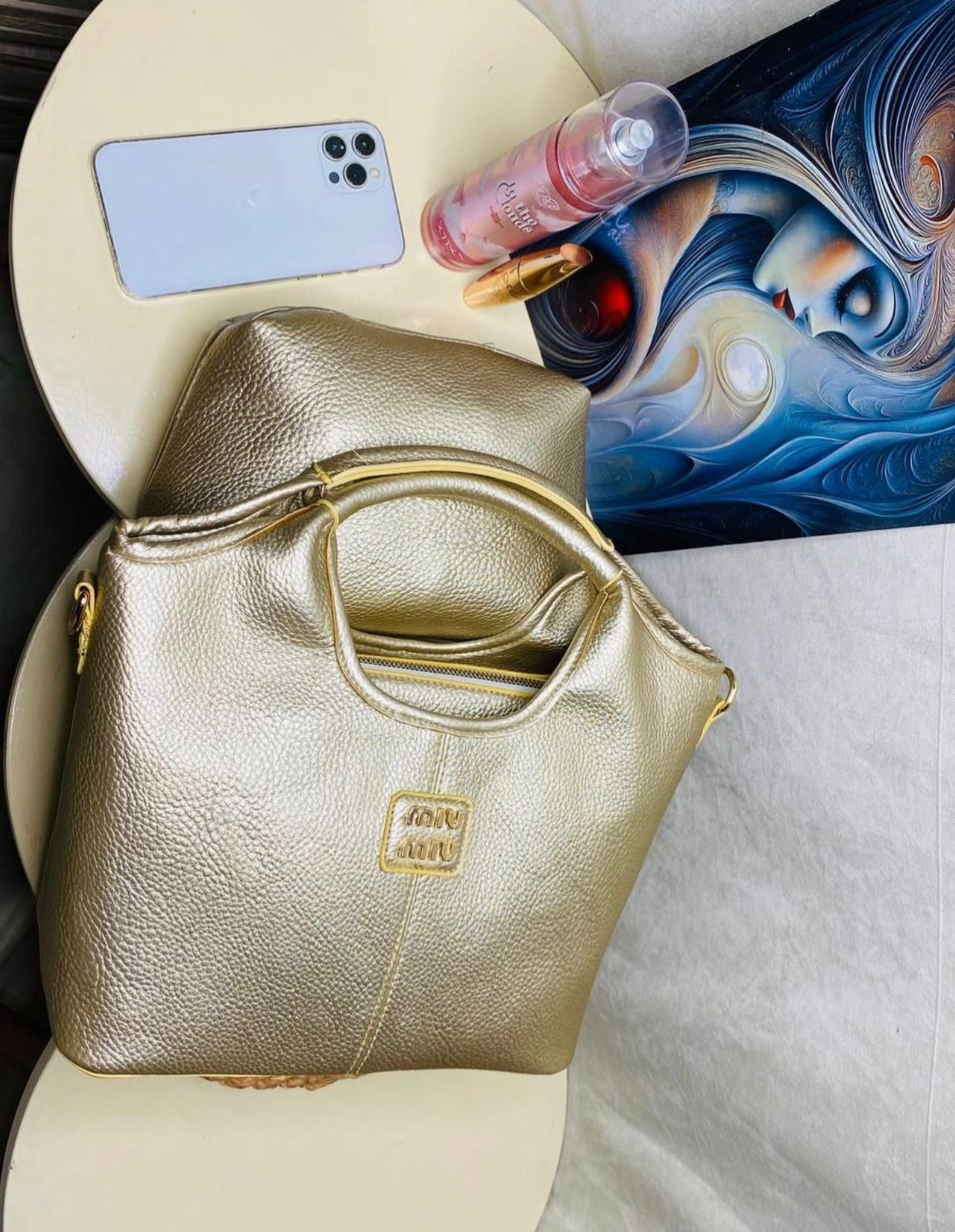 "شنطة كتف حريمي كلاسيك - تصميم شيك بـ سلسلة ذهبية أنيقة (ألوان سادة)"