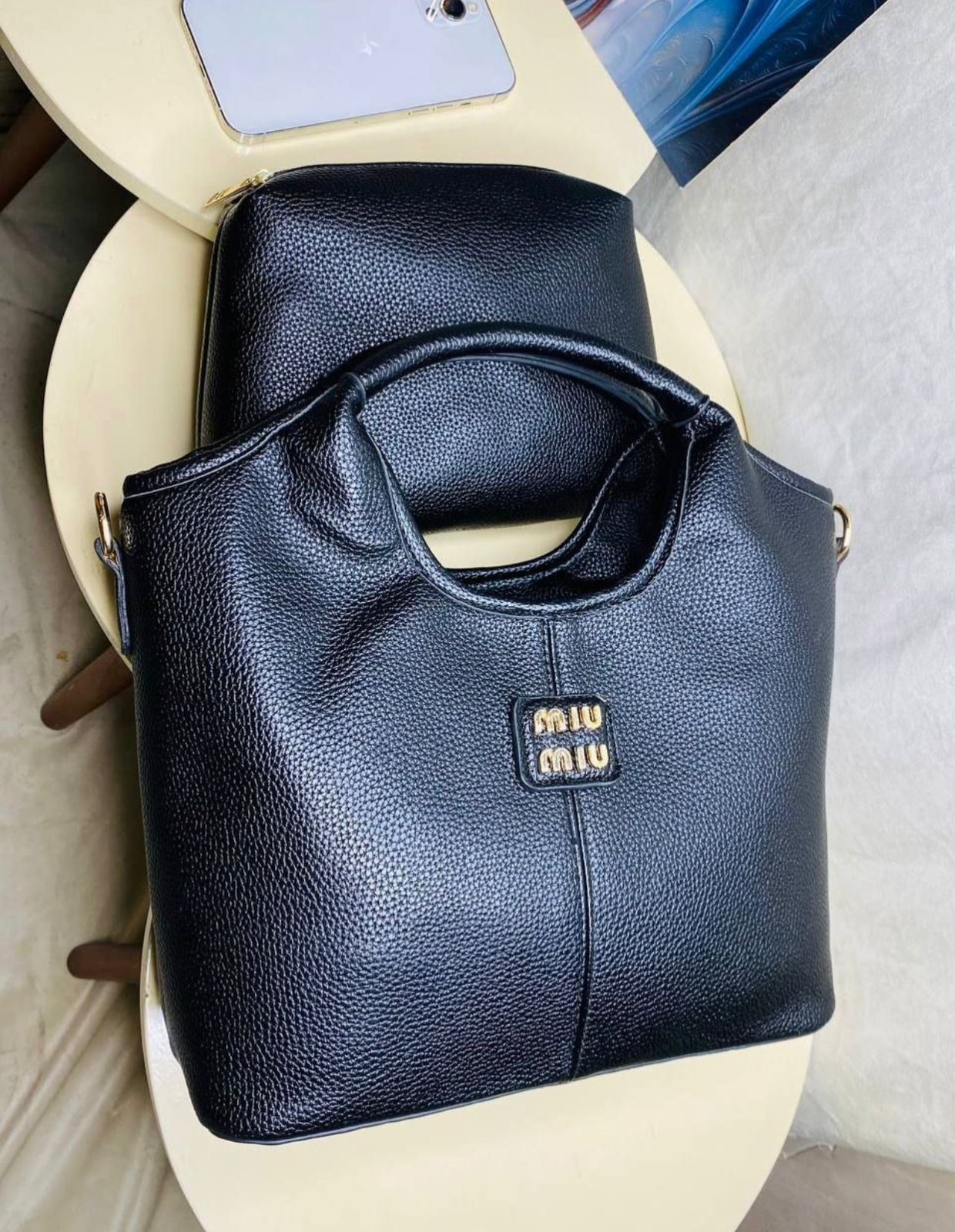 "شنطة كتف حريمي كلاسيك - تصميم شيك بـ سلسلة ذهبية أنيقة (ألوان سادة)"