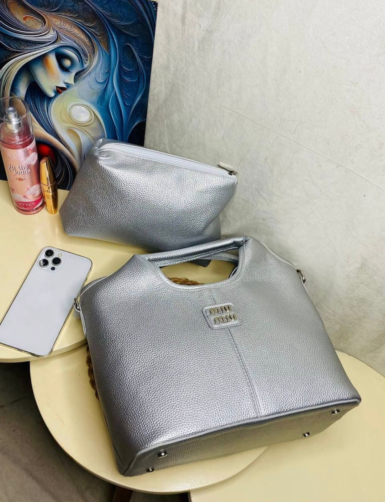 "شنطة كتف حريمي كلاسيك - تصميم شيك بـ سلسلة ذهبية أنيقة (ألوان سادة)"