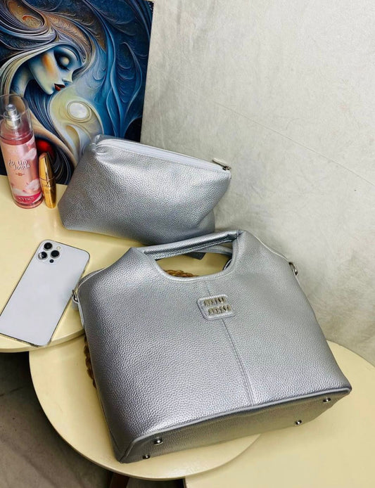 "شنطة كتف حريمي كلاسيك - تصميم شيك بـ سلسلة ذهبية أنيقة (ألوان سادة)"