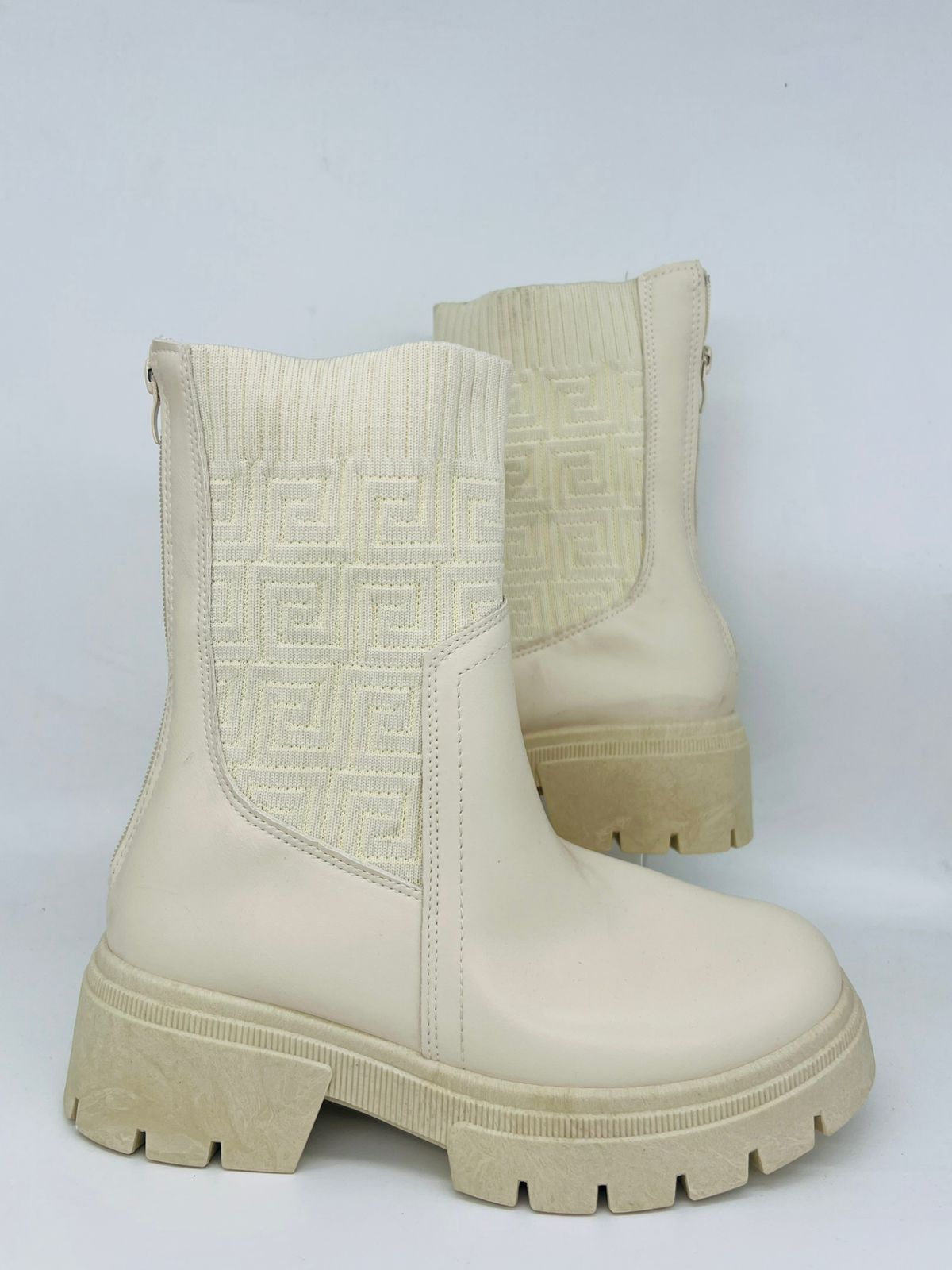 بوت كاحل أسود جلد ونعل سميك (Chunky) - بتفاصيل محبوكة هندسية