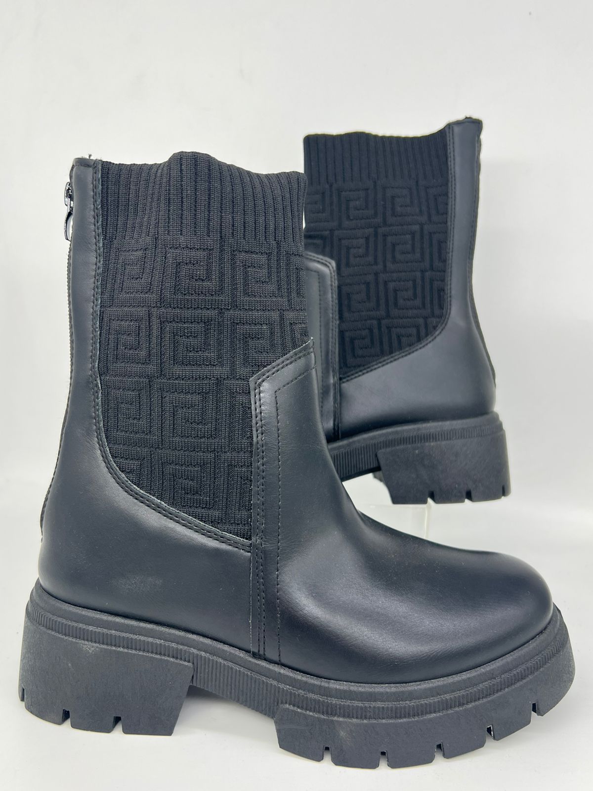 بوت كاحل أسود جلد ونعل سميك (Chunky) - بتفاصيل محبوكة هندسية