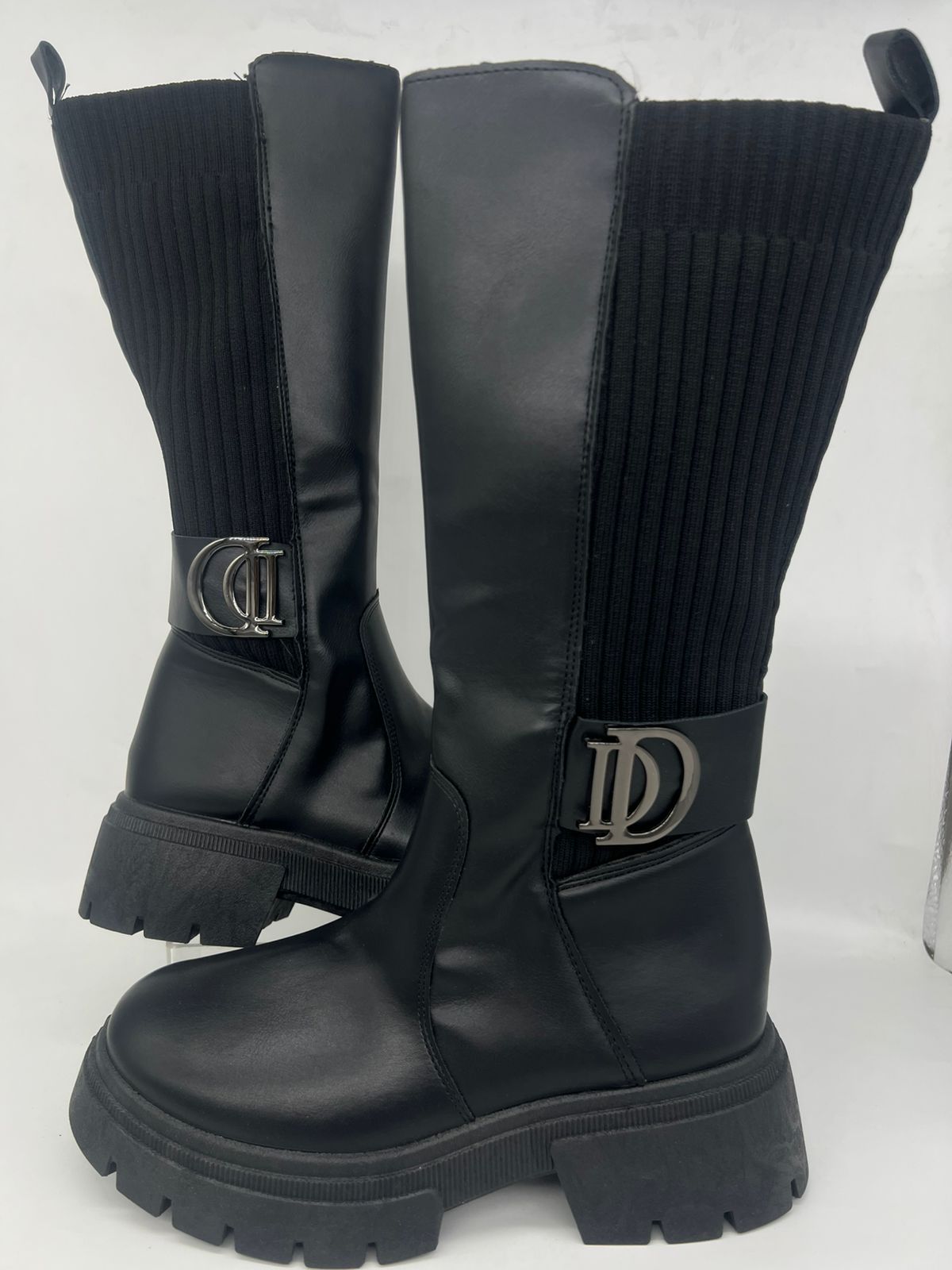 بوت طويل أسود جلد ونعل مطاطي عريض - مزود بحزام وأبزيم معدني