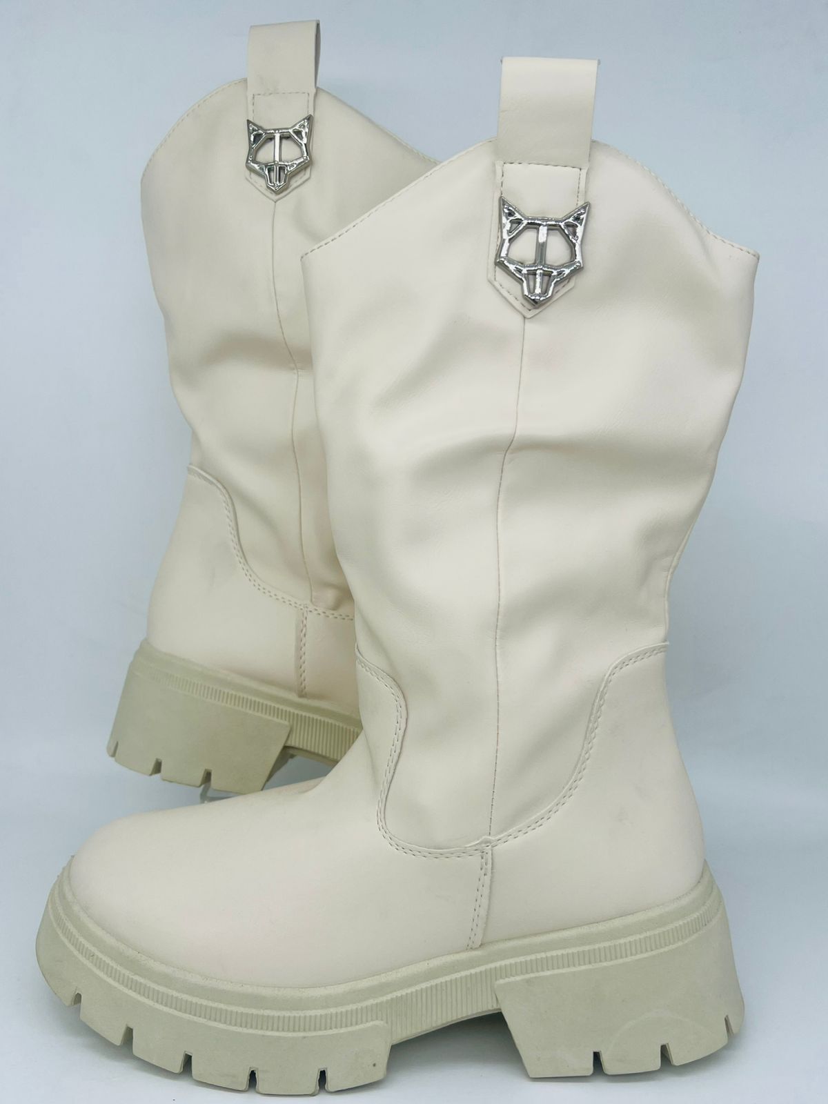 بوت كاوبوي (Cowboy) أسود جلد بنعل ضخم - مزين بشعار الذئب الفضي