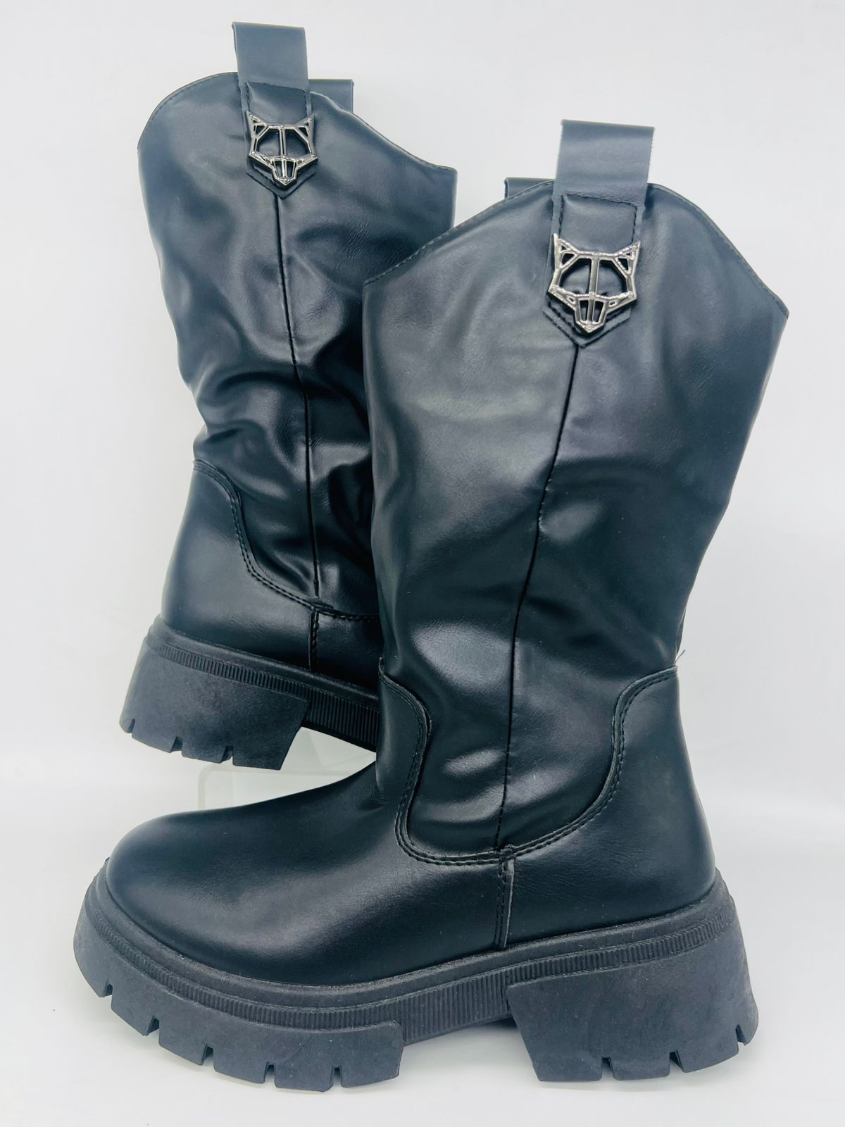 بوت كاوبوي (Cowboy) أسود جلد بنعل ضخم - مزين بشعار الذئب الفضي