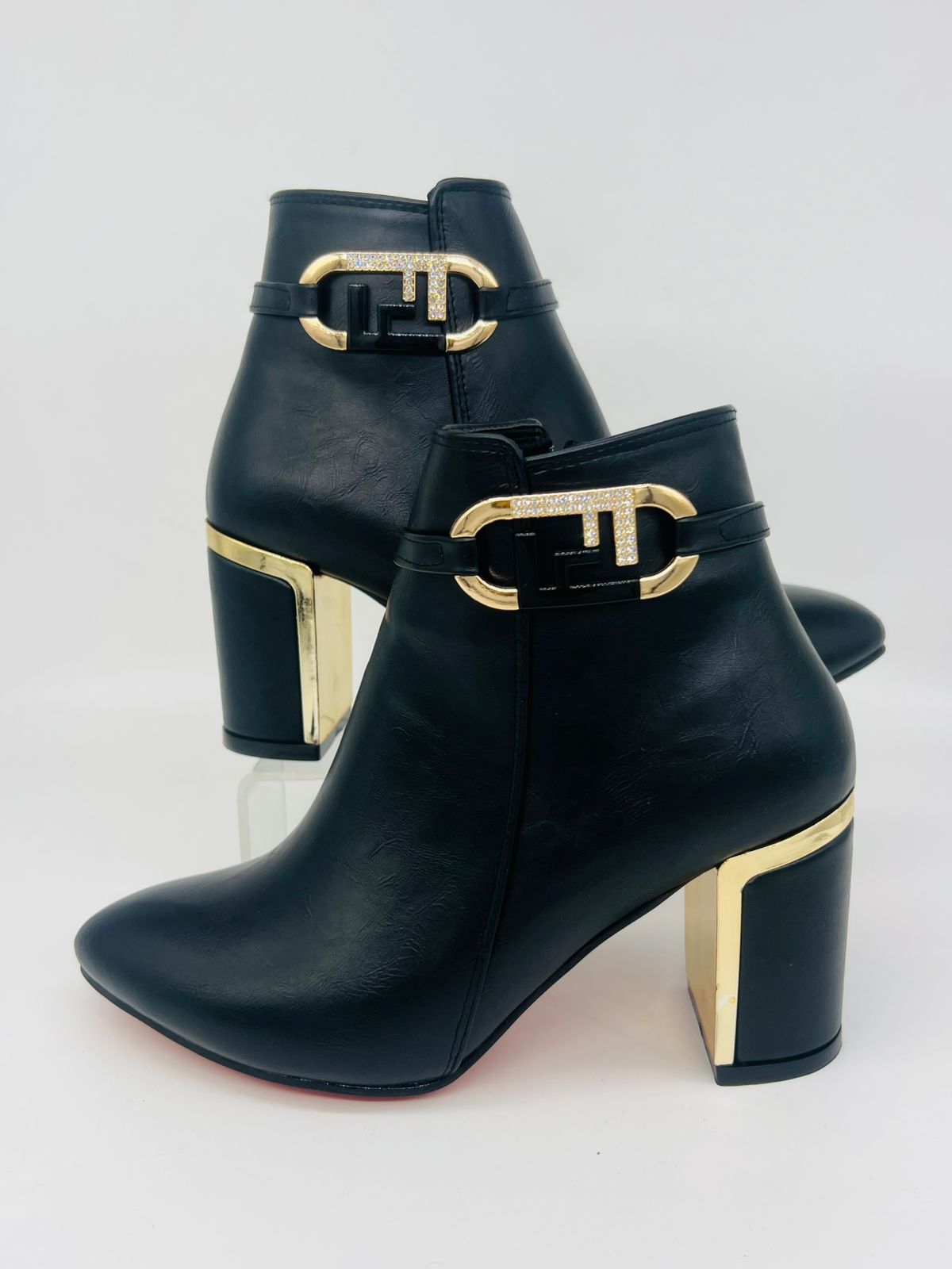 بوت شتوي كعب عالي بتصميم حرف "F" مزين بالألماس