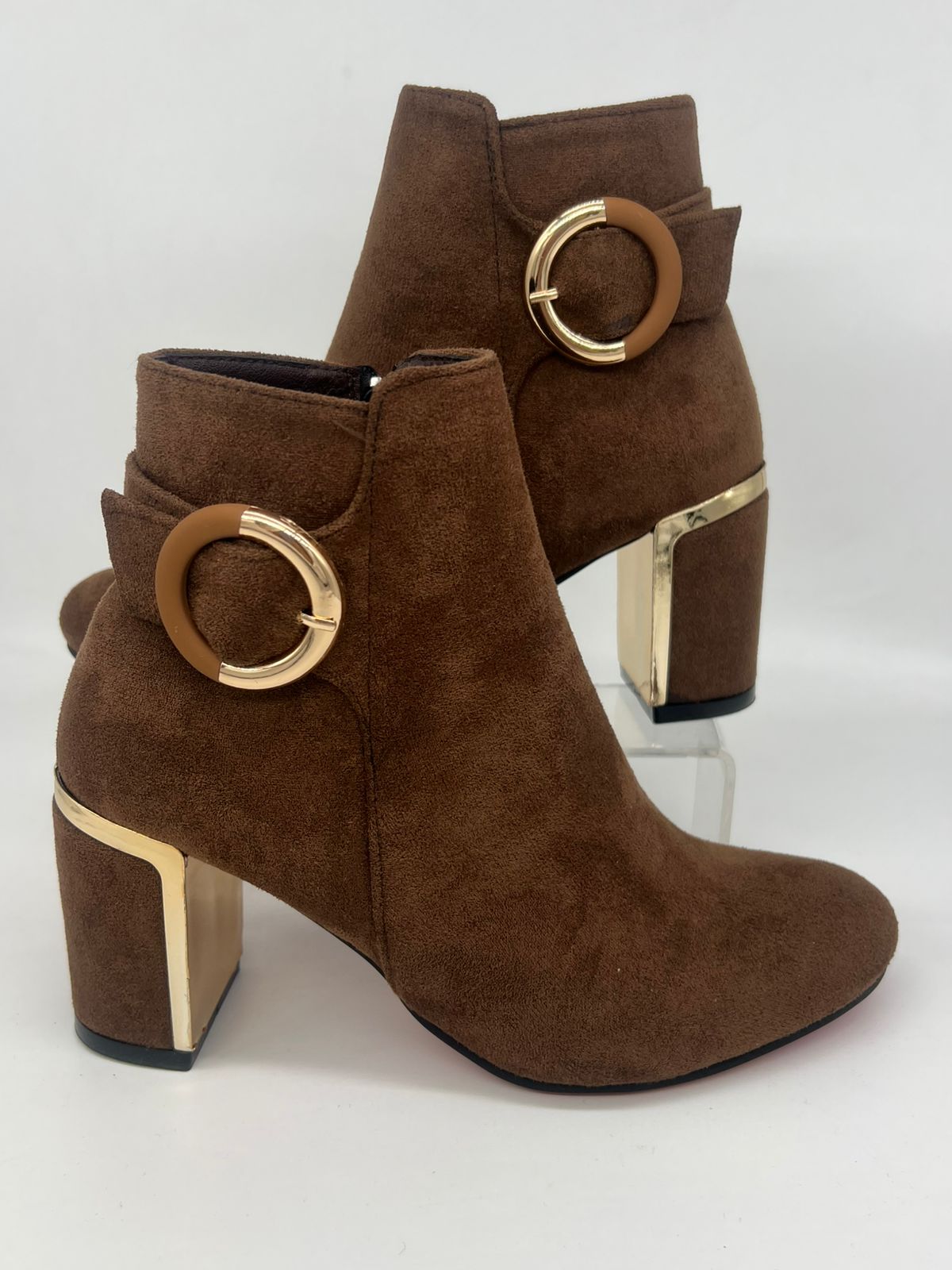 بوت قصير أسود أنيق شمواه بكعب ذهبي عريض - إبزيم دائري فاخر