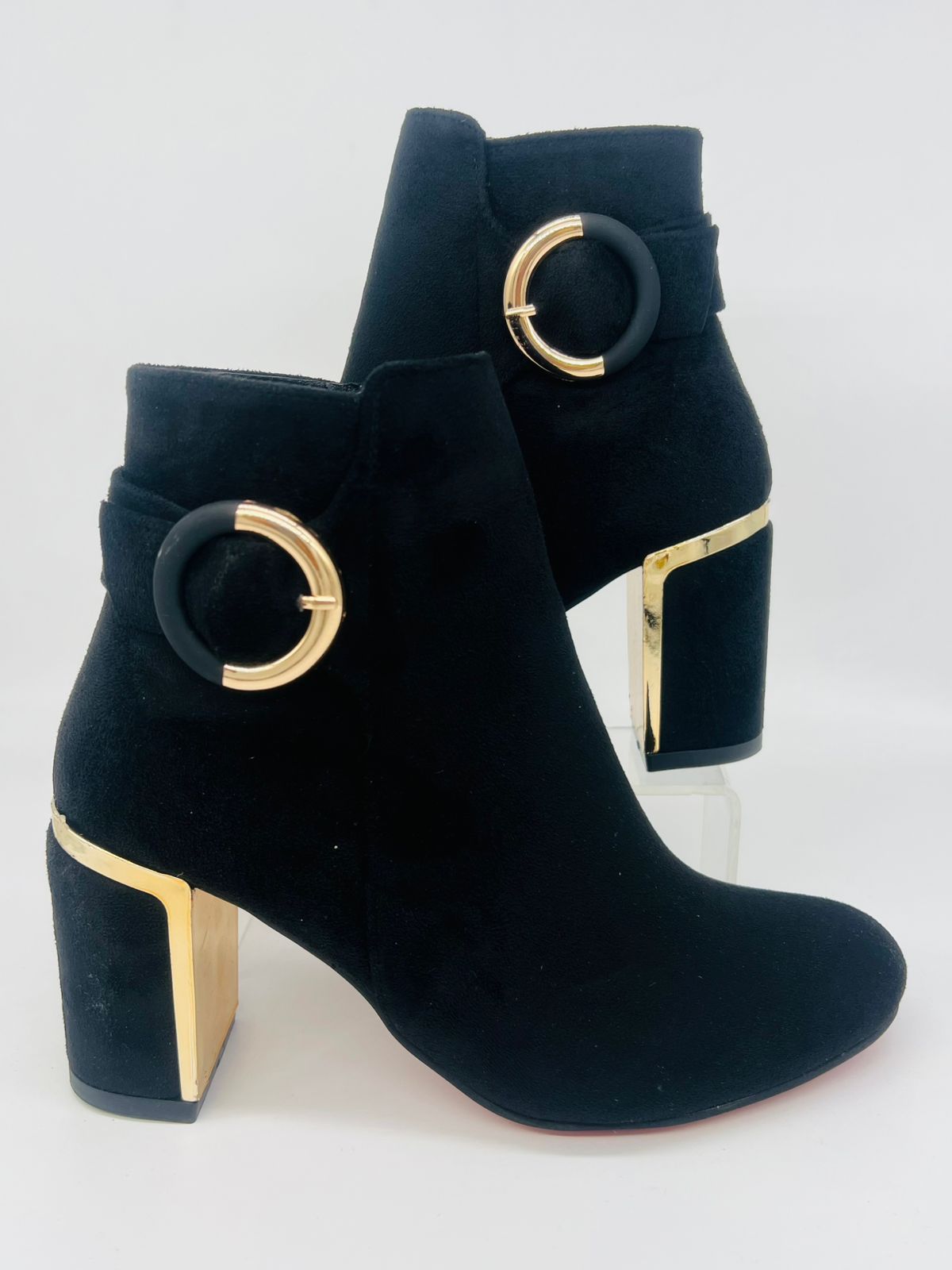 بوت قصير أسود أنيق شمواه بكعب ذهبي عريض - إبزيم دائري فاخر