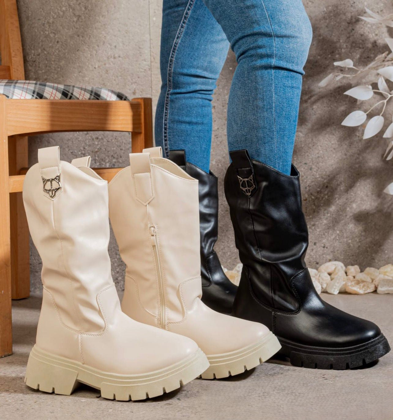 بوت كاوبوي (Cowboy) أسود جلد بنعل ضخم - مزين بشعار الذئب الفضي