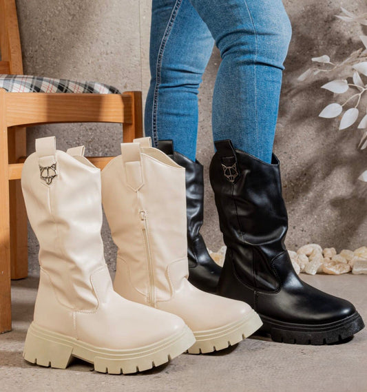 بوت كاوبوي (Cowboy) أسود جلد بنعل ضخم - مزين بشعار الذئب الفضي