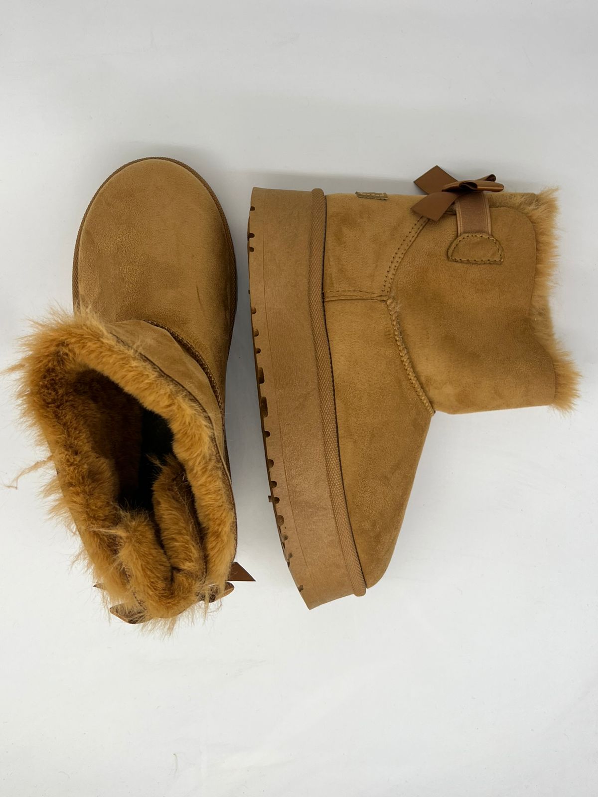 تفاصيل ناعمة: البوت الشتوي القصير بلمسة الفيونكة