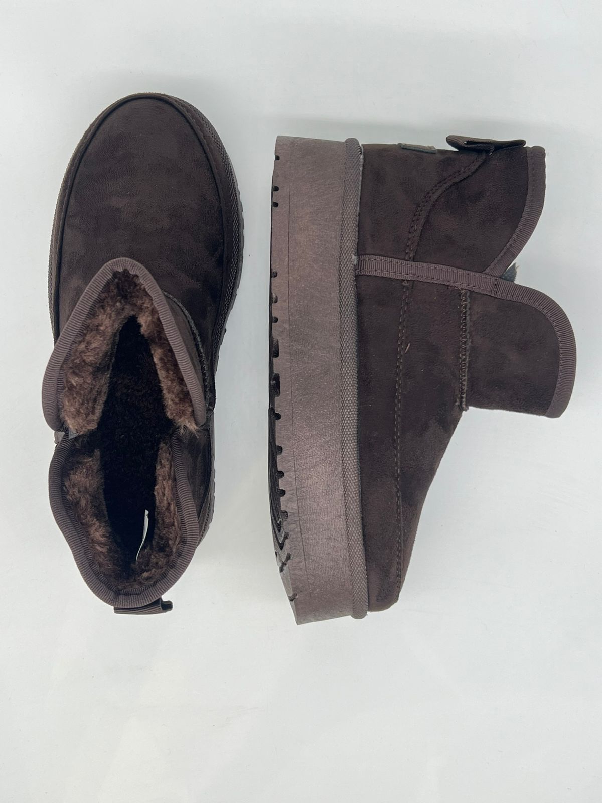 تفاصيل ناعمة: البوت الشتوي القصير بلمسة الفيونكة