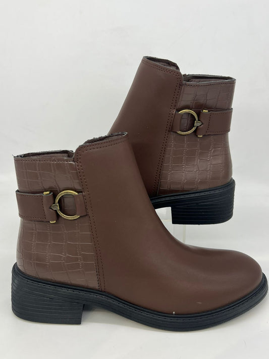 "بوت حريمي شتوي كاحل (Ankle Boot) - جلد شيك بـ حزام وتفصيلة تمساح!"