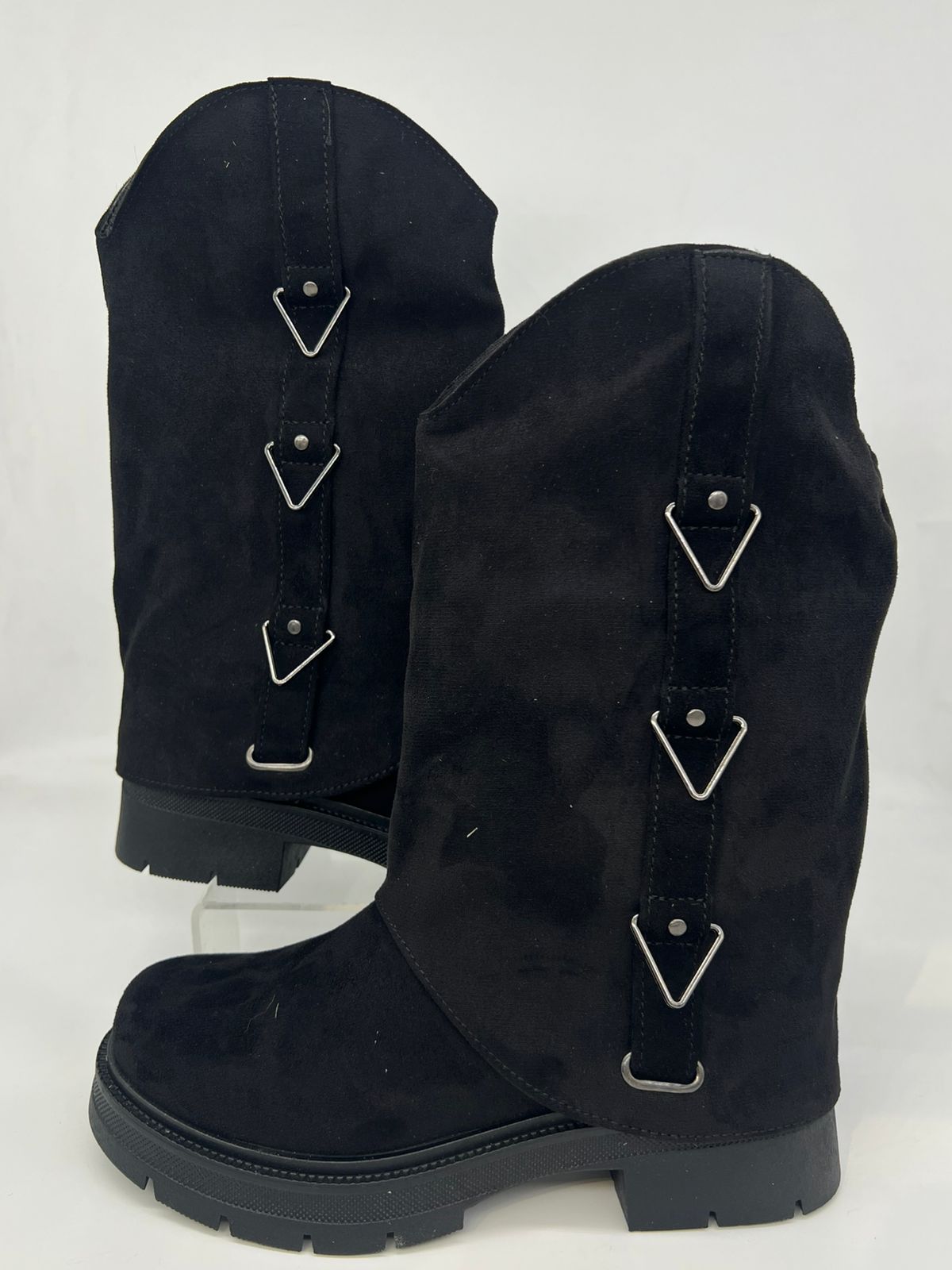 أناقة عملية: البوت الشتوي متوسط الطول بتفاصيل الأبازيم