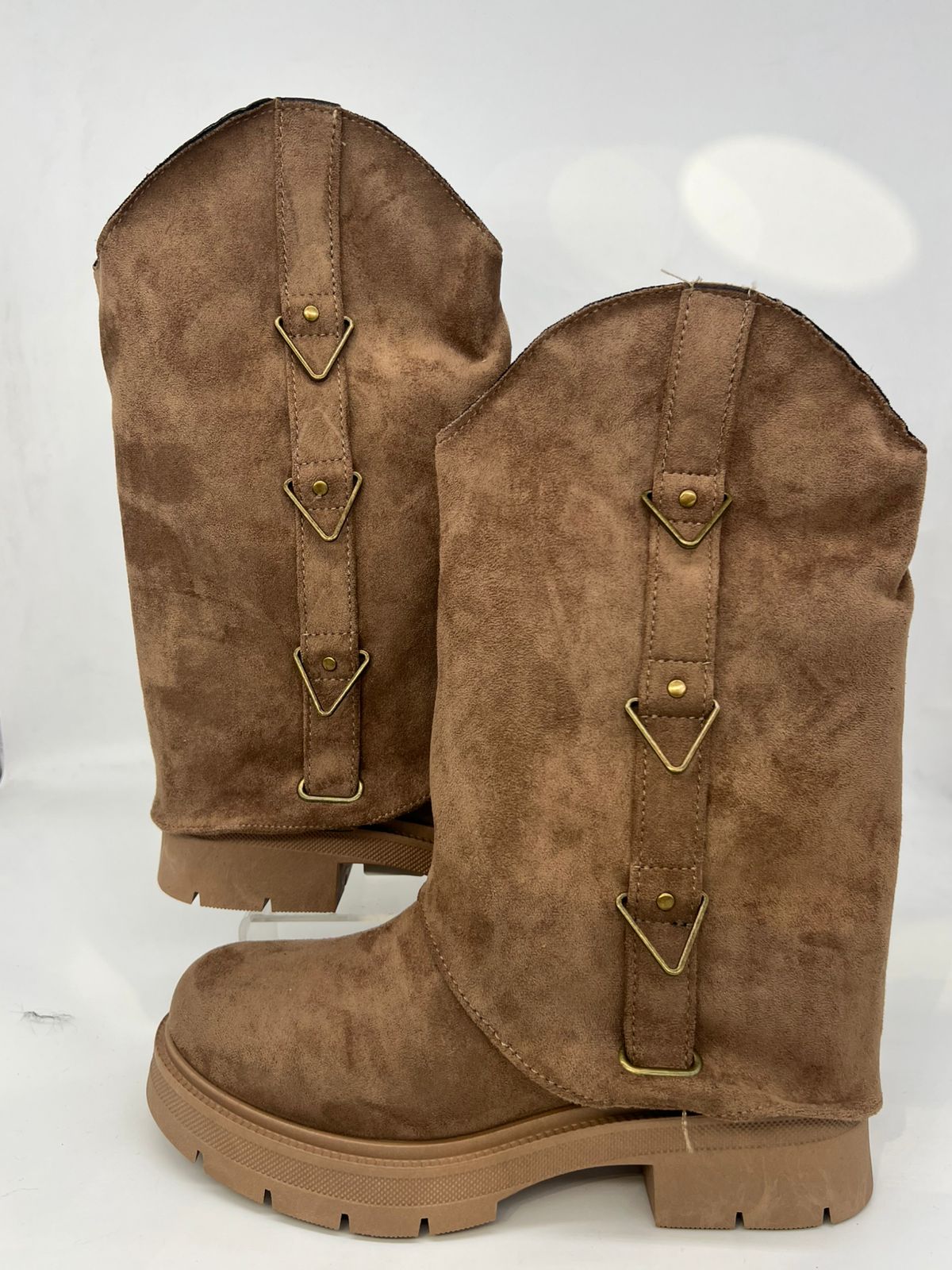 أناقة عملية: البوت الشتوي متوسط الطول بتفاصيل الأبازيم