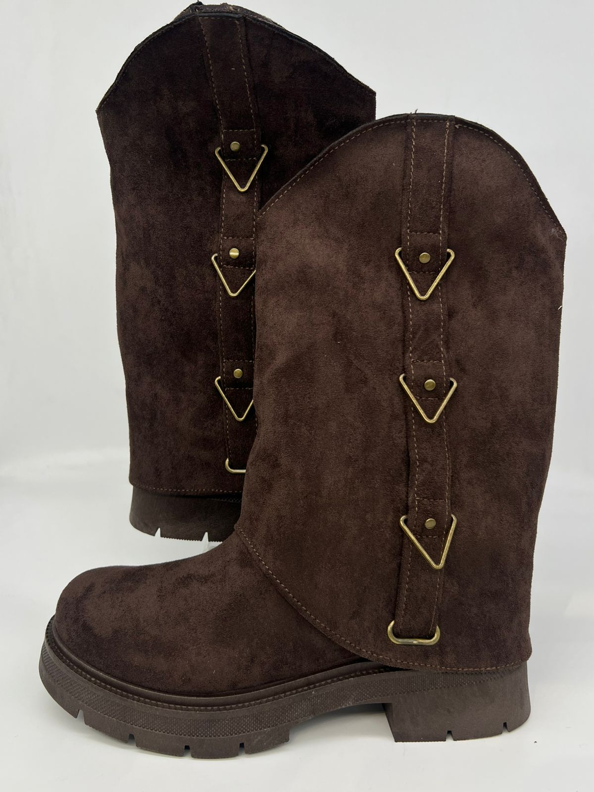 أناقة عملية: البوت الشتوي متوسط الطول بتفاصيل الأبازيم