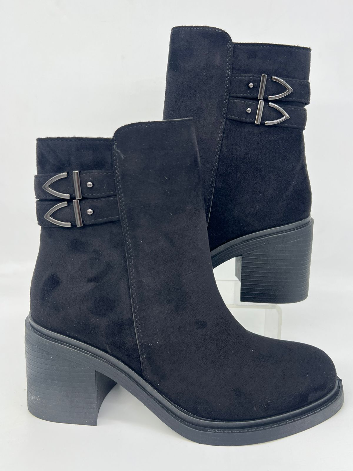 فخامة الشمواه: بوت الكاحل بالكعب العريض للمسة درامية