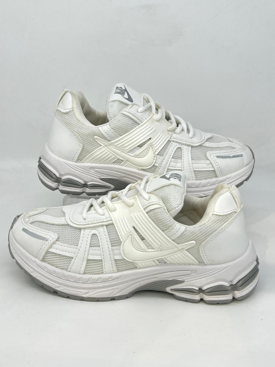 نايكي 2026 — حذاء نسائي ذهبي × بيج × أبيض