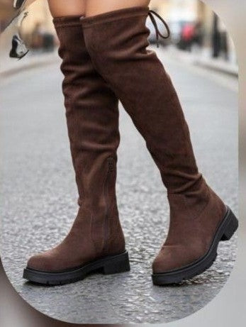 الطول يفرض الأناقة: البوت الشمواه فوق الركبة