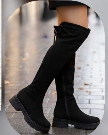 الطول يفرض الأناقة: البوت الشمواه فوق الركبة