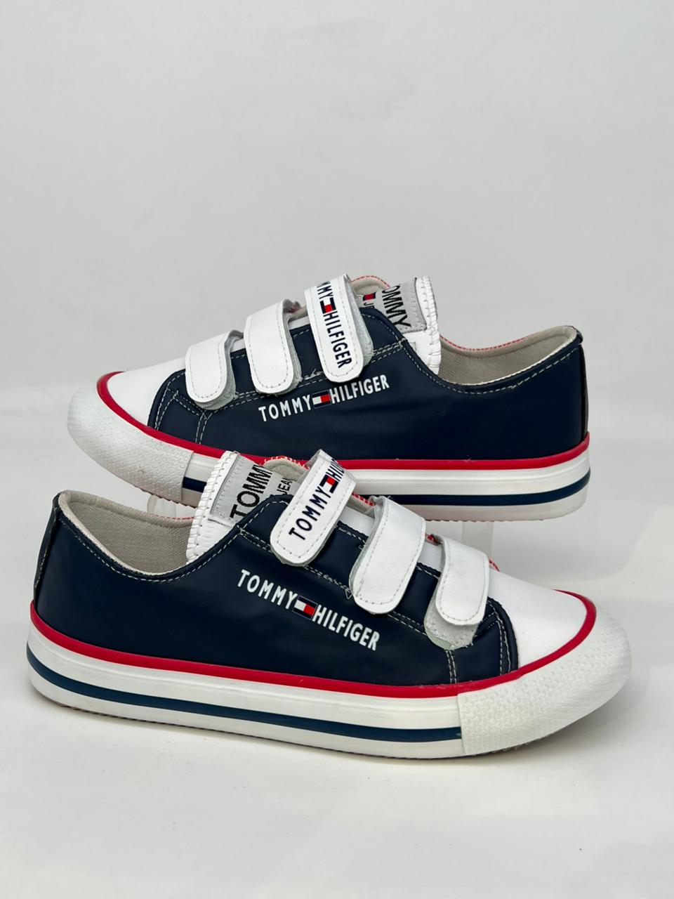 سنيكرز كاجوال بخطوط حمراء وكحلي | Gracia Casual Collection 2026